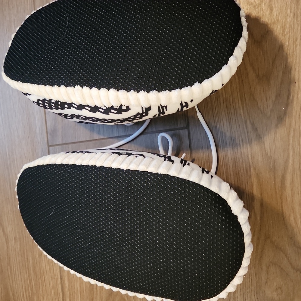 Yeezy look alike slippers - Picture 2 of 3